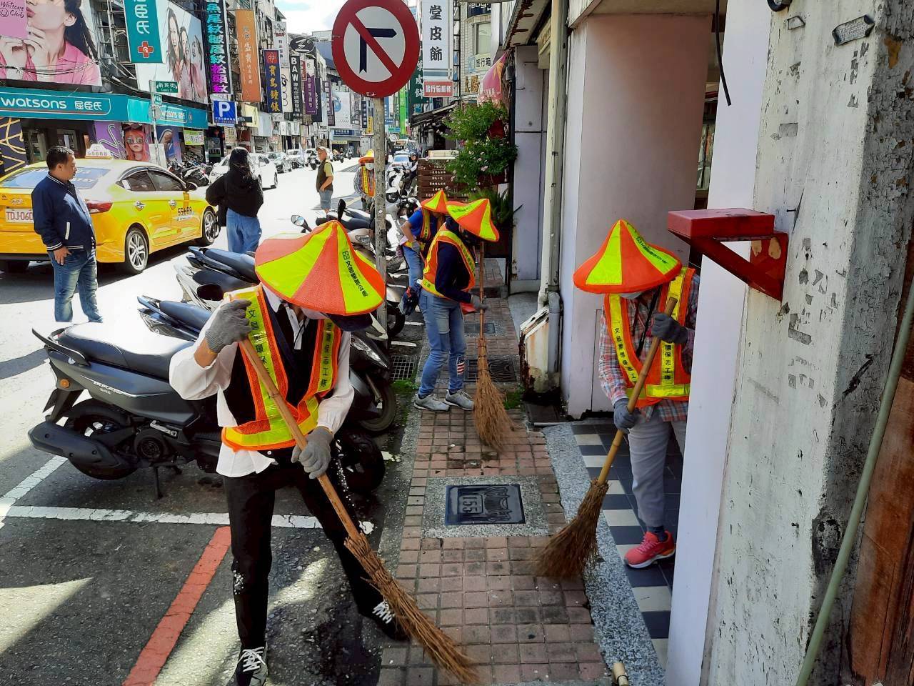 桃園站前商圈齊心淨街　「菸蒂不落地」行動打造乾淨門戶新形象 (2).jpg